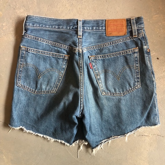Levi’s 501 Shorts - Picture 2 of 2